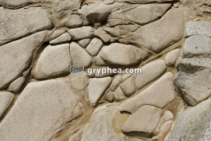 Carrière de granite montrant l'altération en cours dans les diaclases (détail) - gryphea.com